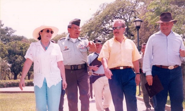 Sarita Abello, dir. Museo Bolivariano, Luis Eduardo Pinto Fuentes y Andrés Pastrana Pte de Colombia (1998 a 2002). Fotos: Fundación de Periodistas Bolivarianos de América.