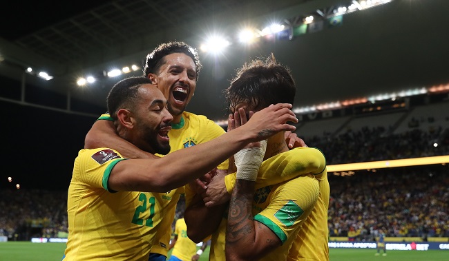 Los jugadores de Brasil celebran el gol de Lucas Paquetá que selló su clasificación al Mundial de Catar.
