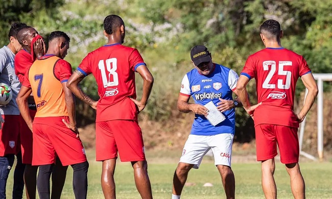 El entrenador Carlos Silva en charla técnica con los jugadores previo al compromiso ante Bogotá.