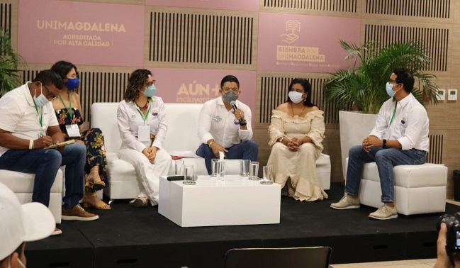 La actividad se desarrolló en un formato híbrido con invitados, tanto presenciales como virtuales.