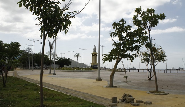 Los samarios esperan que los trabajos de renovación en el Camellón de la Bahía sean entregados en diciembre.