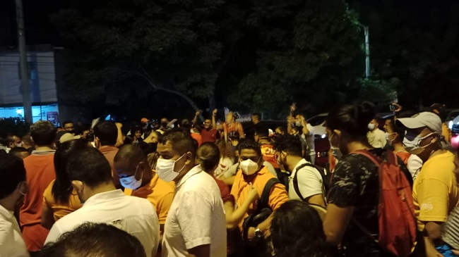 Seguidores de Fuerza Ciudadana, trabajadores y contratistas de la empresa Essmar mantuvieron bloqueado el tráfico vehicular por la Troncal del Caribe, vía Gaira-Santa Marta.