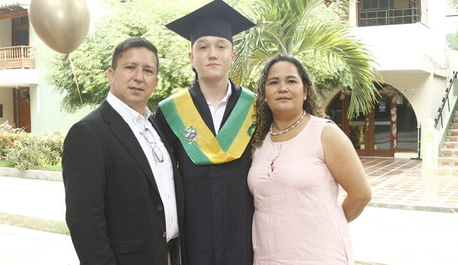 Nicolás Guerrero Martínez estuvo acompañado de sus padres Guillermo Guerrero y Ángela Martínez.