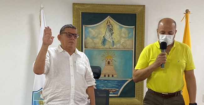 Darío Linero, durante el juramento de posesión ante el presidente del Concejo Distrital Pedro Gómez Añez.  