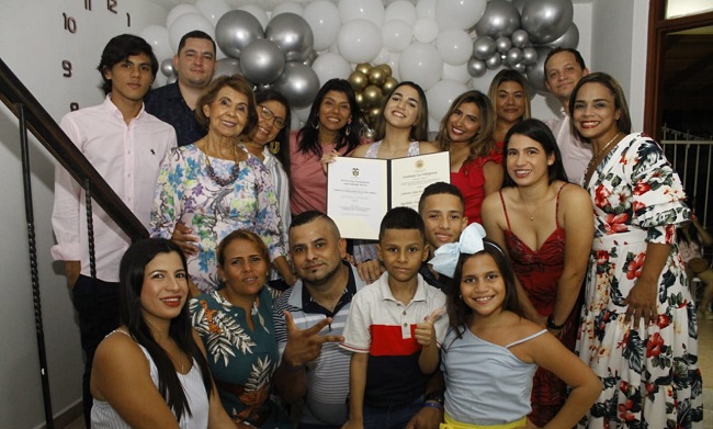 Adriana Sofía fue felicitada por todos sus familiares y amistades más cercanas. 