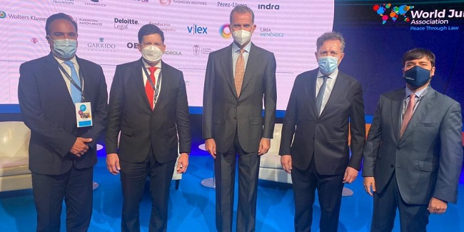 Rey Felipe VI, junto al ministro de Justicia, Wilson Ruiz; el alcalde de Barranquilla, Jaime Pumarejo entre otros, durante la oficialización de la ciudad como sede del evento.