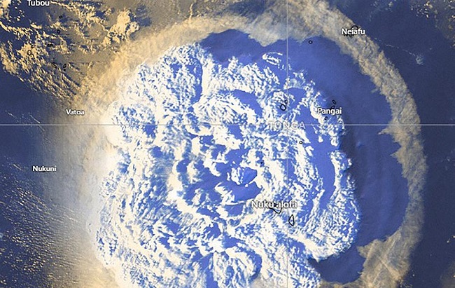 El Servicio Meteorológico de Australia señaló que "olas de unos 1,2 metros" golpearon Nuku'alofa", capital de Tonga, con 24.500 habitantes, a unos 65 kilómetros al sur del volcán.