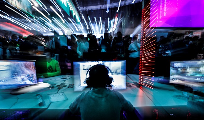 Los "gamers" como en la imagen están de enhorabuena porque pueden jugar a muchos juegos que están en la Nube.