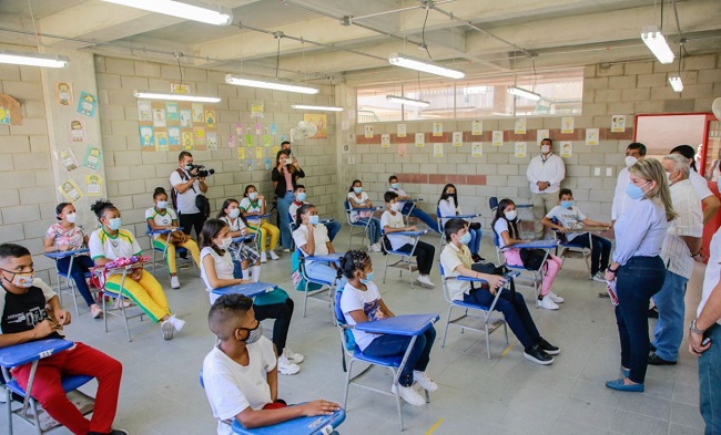 La alcaldesa Virna Johnson dándoles la bienvenida a los estudiantes por el regreso a clases presenciales.