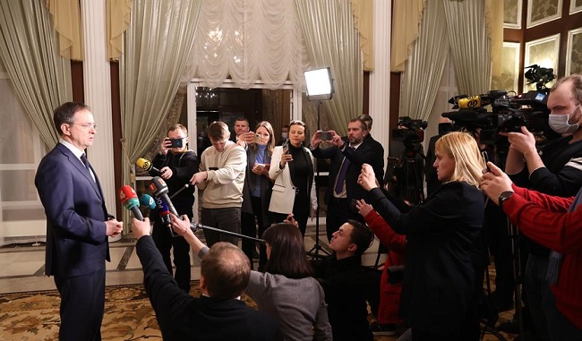 El asistente presidencial ruso, Vladimir Medinsky, hablando con los medios después de asistir a las negociaciones entre Rusia y Ucrania, en un lugar no revelado en la región de Gomel en Bielorrusia.