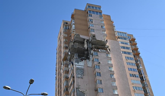 Vista de un edificio de más de 20 plantas en Kiev, capital de Ucrania que fue alcanzado por un proyectil este lunes.