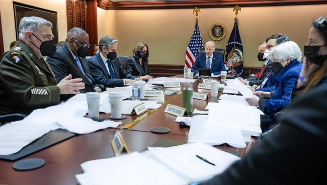 El presidente de Estados Unidos, Joe Biden acompañado de la vicepresidente, Kamala Harris durante una reunión con los miembros de su Consejo de Seguridad Nacional para analizar la invasión de Ucrania en la sala de crisis de la Casa Blanca en Washington.