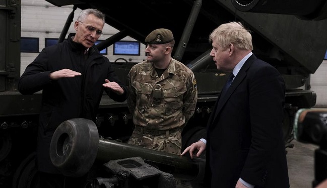 El secretario general de la OTAN, Jens Stoltenberg y el primer ministro británico, Boris Johnson, durante una visita a las unidades de la Presencia Avanzada Reforzada en la base de Tapa, Estonia.