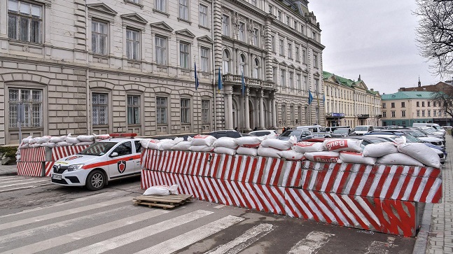 Barricadas fueron construidas frente a la administración estatal regional en Lviv, Ucrania, para evitar la llegada de las tropas rusas.