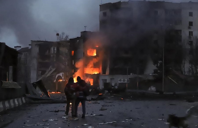 Los edificios quemados que fueron alcanzados por los bombardeos se ven en la pequeña ciudad de Borodyanka, cerca de Kiev.