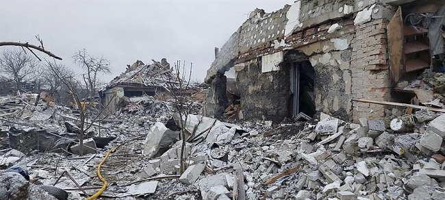 Una fotografía publicada por el Servicio Estatal de Emergencia de Ucrania muestra la destrucción de edificaciones que deja un bombardeo de las tropas rusas en Zhytomyr, Ucrania.