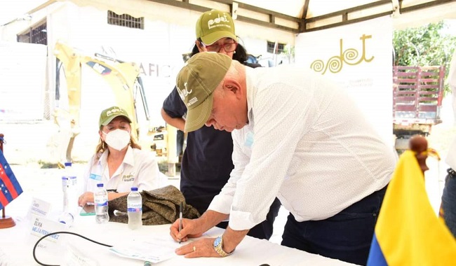 El alcalde de Ciénaga Luis Tete Samper durante la firma de inicio de la obra.