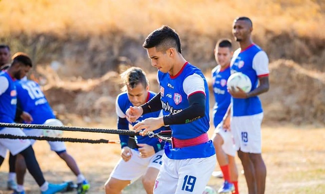Los jugadores del Unión se entrenan para afrontar el primer clásico del año ante el Junior en el Metropolitano.