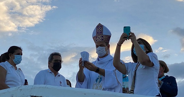 Monseñor José Mario Bacci con gran regocijo realizó una bendición solemne al Distrito y a sus alrededores.