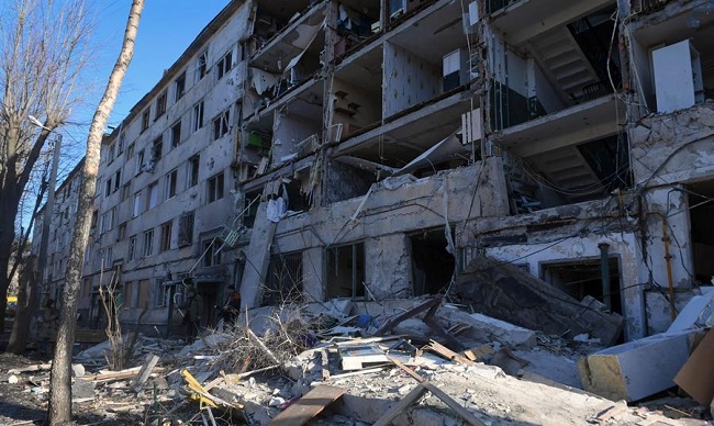 Un edificio residencial multifamiliar destruido durante los bombardeos en Kharkiv, Ucrania.