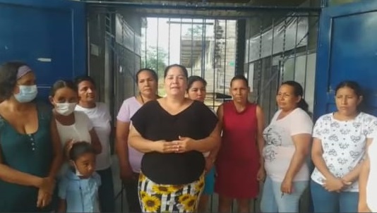Los manifestantes piden una pronta solución a esta problemática para que los jóvenes puedan recibir de manera digna sus clases.