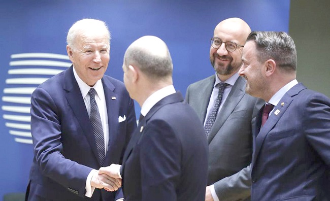 El canciller alemán Olaf Scholz, el presidente estadounidense Joe Biden, el presidente del Consejo Europeo Charles Michel y el primer ministro de Luxemburgo Xavier Bettel, al comienzo de la Cumbre del Consejo Europeo en Bruselas, Bélgica.