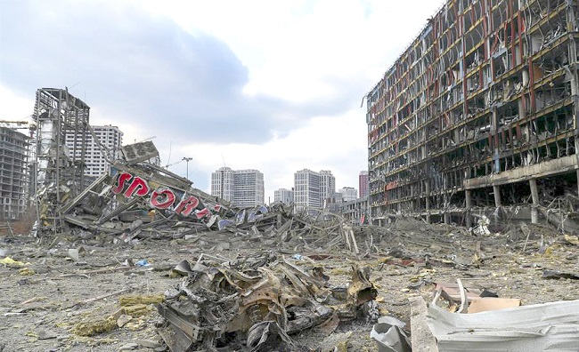 Vista general de los daños en un centro comercial por el bombardeo por un ataque ruso en Kiev, donde según el servicio de emergencia, al menos seis personas murieron.