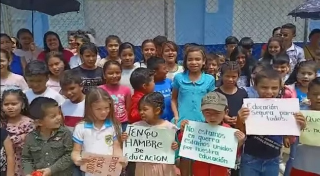 Padres de familia, estudiantes y comunidad se manifestaron para pedir el pronto inicio de clases en estas veredas de la Sierra Nevada.
