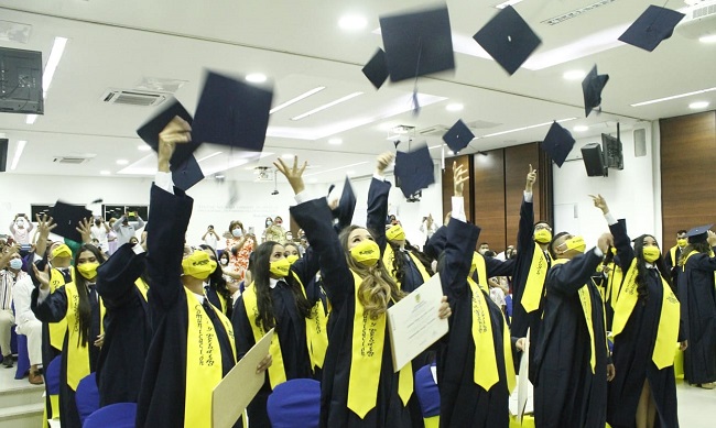 Los graduados haciendo el acostumbrado lanzamiento del birrete, el entrañable acto que simboliza la felicidad de celebrar de forma conjunta el logro académico.