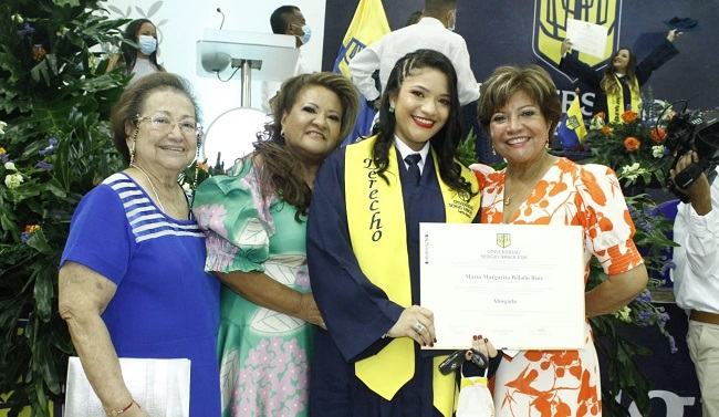 María Margarita Bolaño Ruíz con Obdulia Margarita Ruíz Gámez, Ida Inés Méndez de Rodríguez y Nelis Ruíz Gámez.