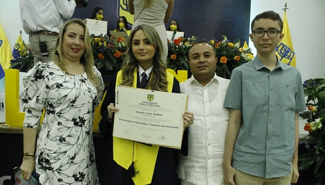Daniela Ariza Medina con sus padres, Jaime Ariza y Paola medina, y su hermano, Andrés Ariza.