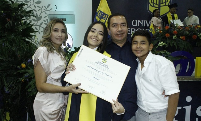 Tami Tatiana Guevara Guerrero con sus padres, Uber Guevara y Tania Guerrero, y su hermano, Andrés Daniel Guerrero. 