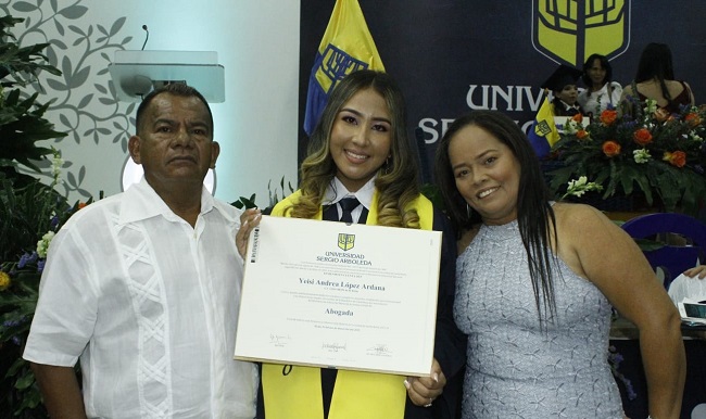 Yeisi Andrea López Ardana, Julio Borrero, y su madre, Rosidis López.