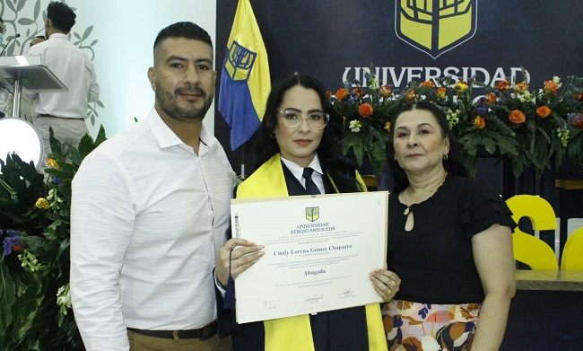 Cindy Lorena Gómez Chaparro, Diego Torrado y su madre, Sofía Chaparro.