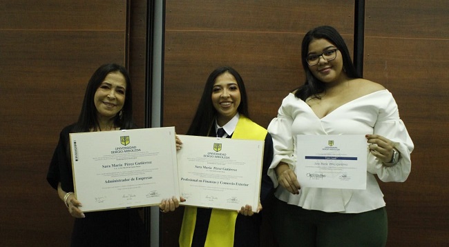 Recién graduadas, Sara María Pérez Gutiérrez, Fanny Gutiérrez y Valeria Manjarrez.