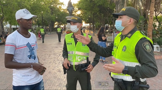 Personal de la Policía Metropolitana de Santa Marta trabaja para mejor orientación de locales y visitantes durante la Semana Santa.