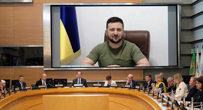 El presidente de Ucrania, Volodymyr Zelensky, en la pantalla, hablando en la Mesa Redonda Ministerial de Apoyo a Ucrania de las Reuniones de Primavera de 2022 del Grupo del Banco Mundial.
