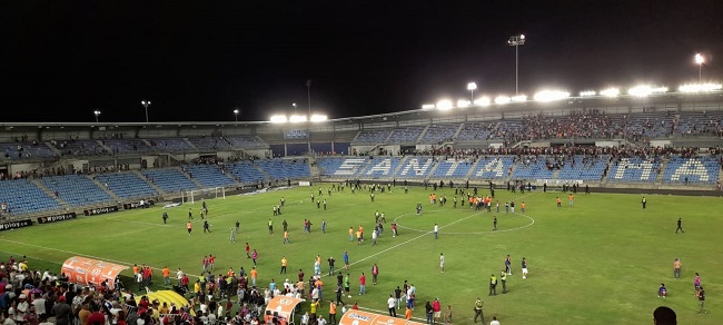 Los desórdenes iniciaron sobre el minuto 73 de juego en la tribuna oriental del estadio Sierra Nevada.