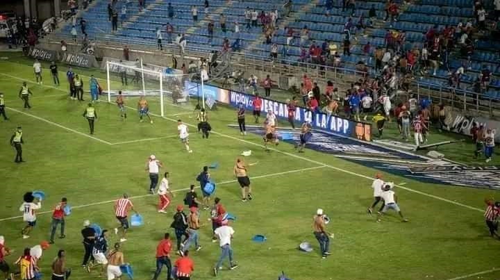 Los aficionados del Unión y el Junior saltaron al terreno de juego durante la batalla campal.