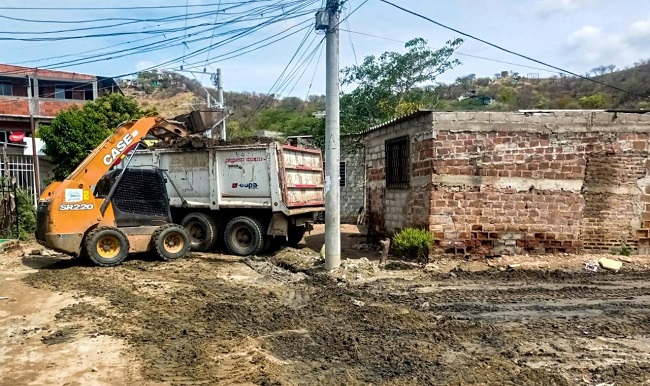 Una retroexcavadora, un minicargador y un vehículo tipo volqueta fueron los elementos utilizados por la Essmar para intervenir sectores afectados por las lluvias.