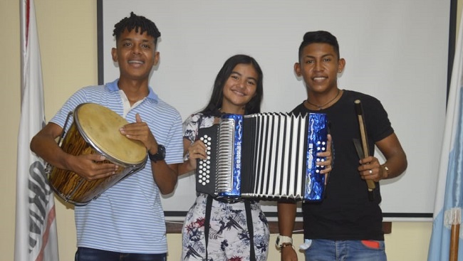 Sara Valentina junto a sus acompañantes, el cajero Jhojan García y el guacharaquero Fabián Zúñiga.