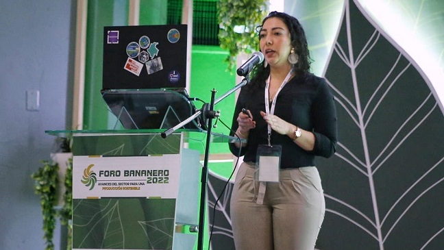 Jenny Santamaria, MSc. Esri - Colombia, durante la conferencia “La agricultura y la tecnología son coequiperos para interactuar con la información y tener una mayor productividad”,  ¿Cómo usar la tecnología al servicio de la agricultura en la era digital?