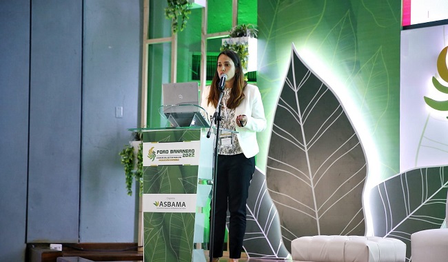 Vivian Rangel Castelblanco, MSc GIZ-Colombia durante la conferencia “Sostenibilidad y cooperación internacional: El presente y el futuro de la cadena de suministro global de banano”.