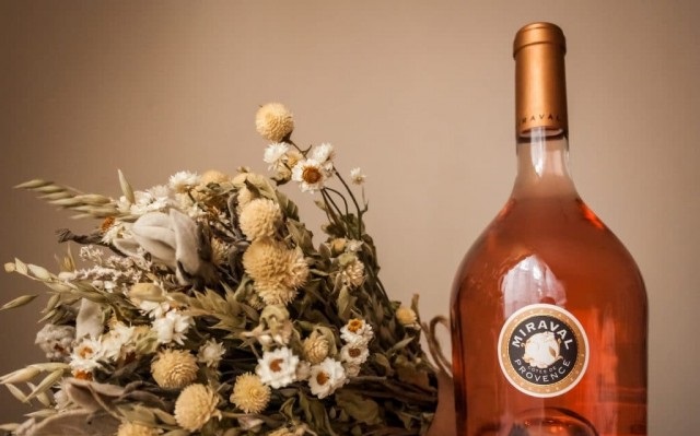 Catando Miraval, es el famoso vino de Brad Pitt.