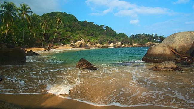 El Parque Tayrona es una reserva caracterizada por sus diversas playas y se ubica bajo las faldas de la Sierra Nevada.