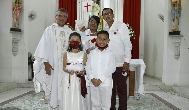 Los contrayentes con el Padre Luis Alfonso Sterling y los pajecitos, Ángel David y Blanca Celeste.