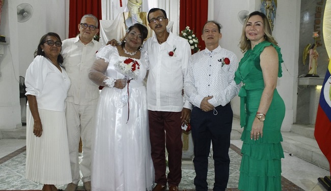 Los recién casados junto a los padrinos, Aura González, Espedito Gómez, Aquileo Pinzón y Elmira Moreno.
