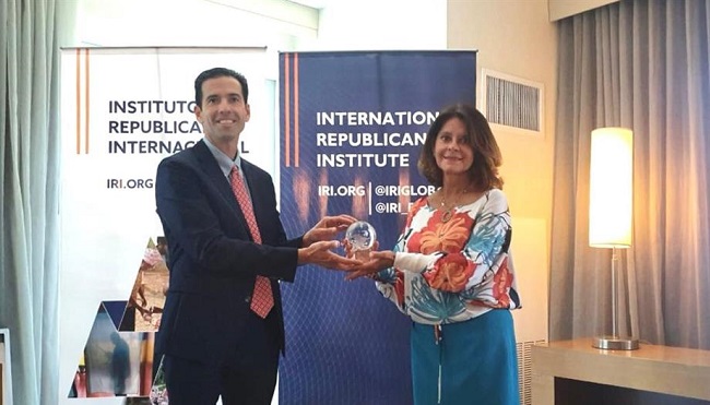 Vicepresidenta y ministra Marta Lucía Ramírez recibió el galardón que le fue entregado por Daniel Twining, presidente del Instituto Republicano Internacional.