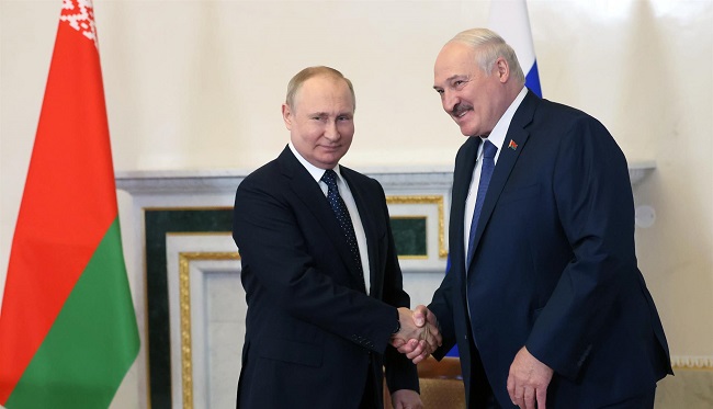 El presidente ruso Vladimir Putin junto con el presidente bielorruso Alexander Lukashenko durante su reunión en el Palacio Konstantinovsky en San Petersburgo, Rusia.
