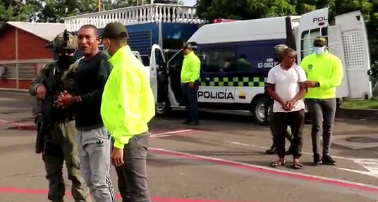 Edgar Ariel Córdoba Trujillo, alias ‘5.7’ y alias ‘Maicol’ fueron trasladados en medio de estrictas medidas de seguridad hasta la Fiscalía en Bogotá.